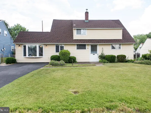 26 Great Oak Rd, Levittown, PA 19057