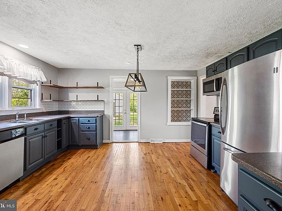 3rd image of 178 Mount Vista Dr