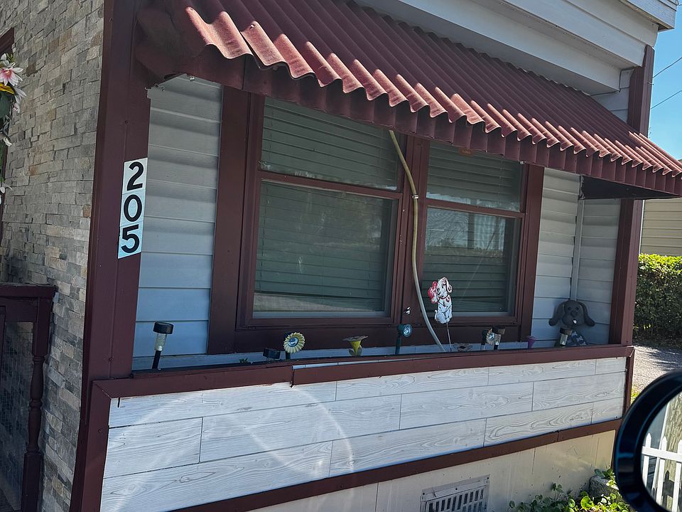 1st image of 205 Pinewood Ln