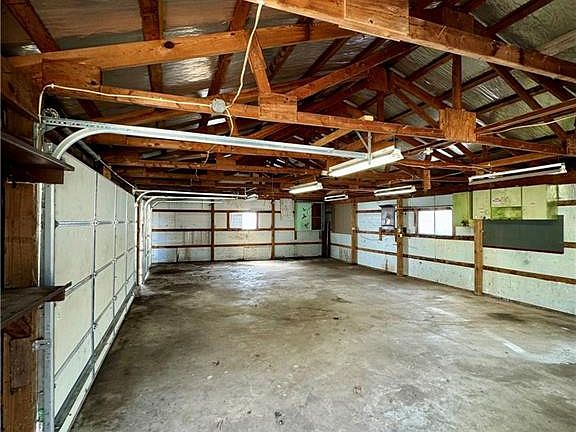 4th image of 340 Belton St