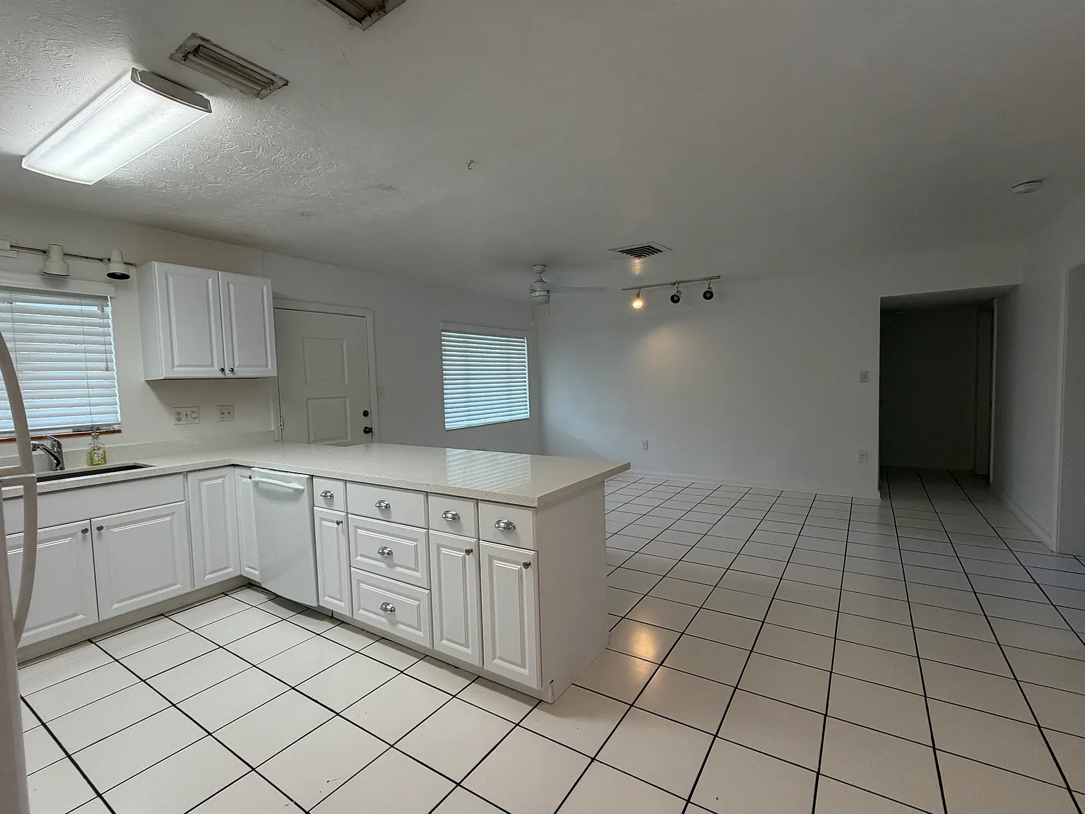 2 bed, 1112 sqft, $2,400 — Photo 4