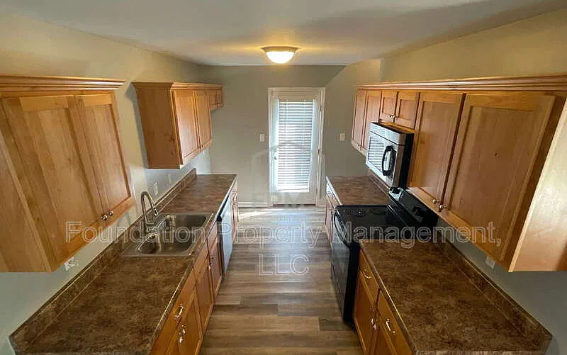 3 bed, 2.5 bath, 1424 sqft, $1,795 — Photo 3