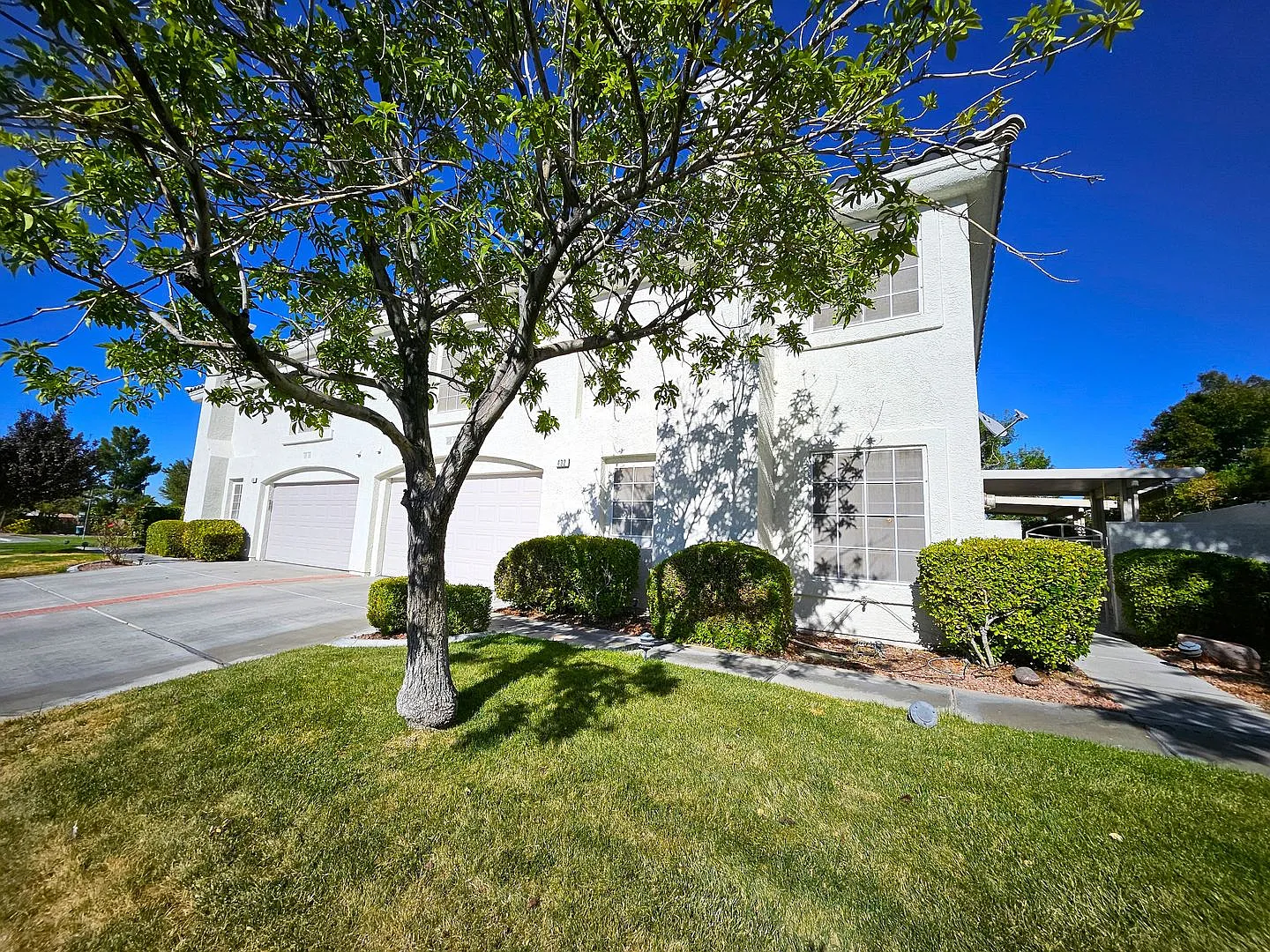3 Bedroom, 3 Bath Townhouse in Henderson With Community Club House, Pool and Gym — Photo 1