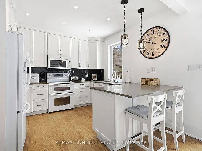 60 Woodbury Rd — Photo 16