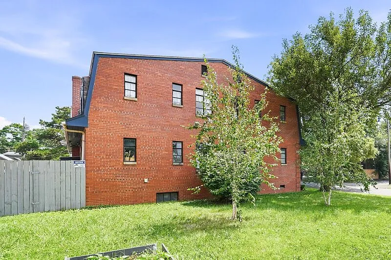 1 bed, 1.0 bath, $999 — Photo 2