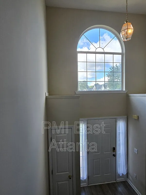 3 bed, 2.5 bath, 1978 sqft, $2,000 — Photo 2