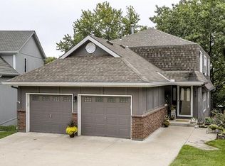 473 NW North Shore Dr, Lake Waukomis, MO 64151