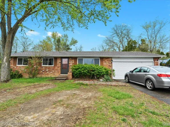 1420 Delmonte St, Wolverine Lake, MI 48390