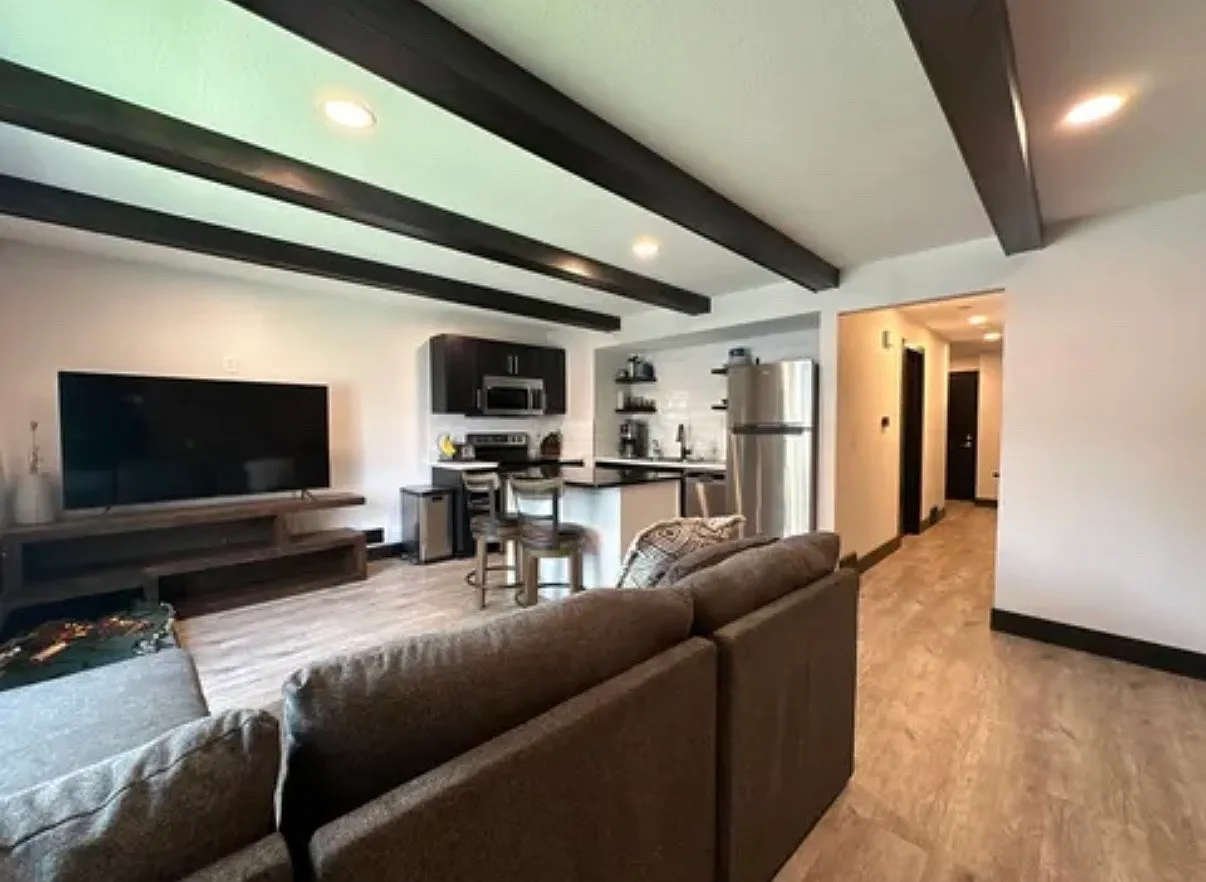 3 bed, 900 sqft, $2,300 — Photo 1