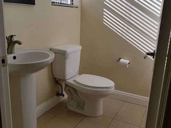 3rd image of 3138 Montrose Ave Unit 106