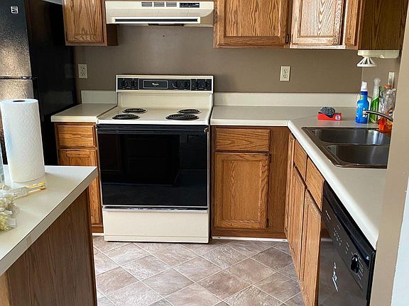 3rd image of 32 Waldeck Ct