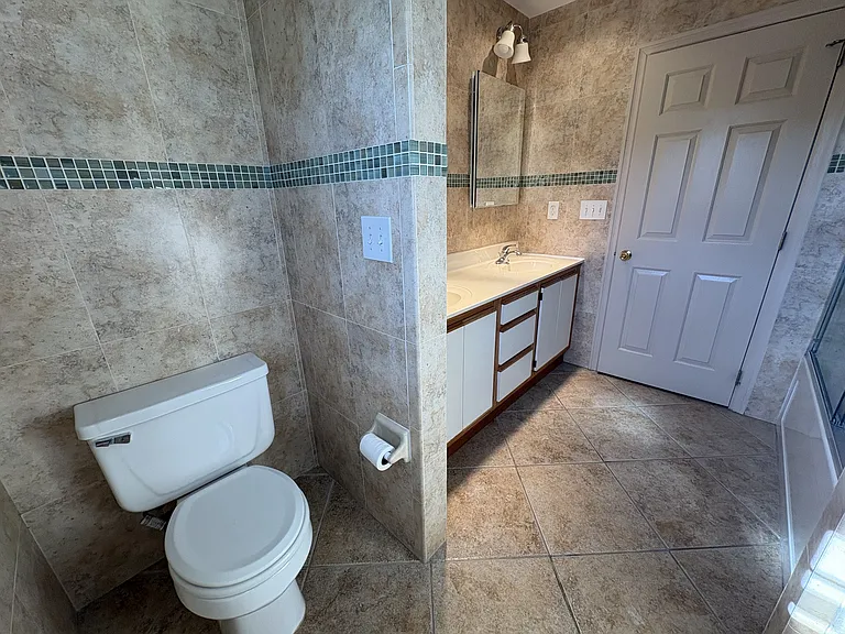 Primary bedroom en-suite