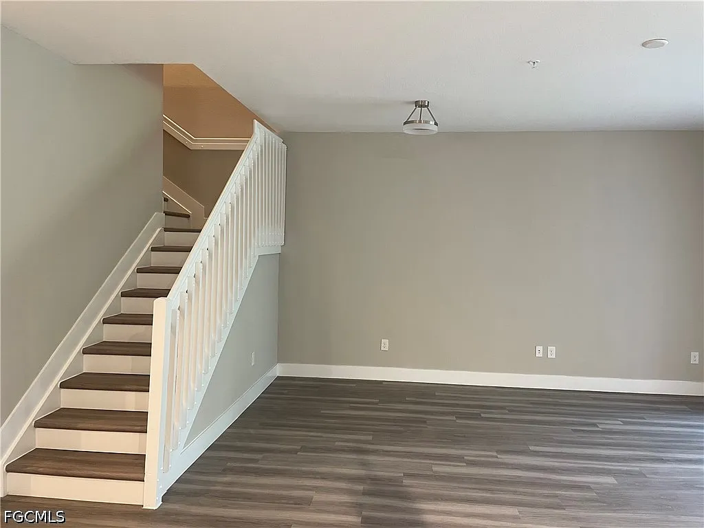 4 bed, 3.0 bath, 1833 sqft, $3,241 — Photo 3