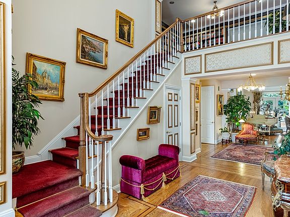 4th image of 19 Meadow Ln