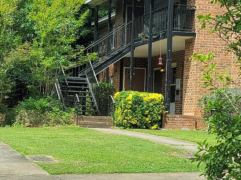 1704 Ashford Ln — Photo 2