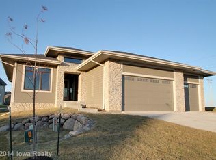 14203 Oakwood Dr, Urbandale, IA 50323