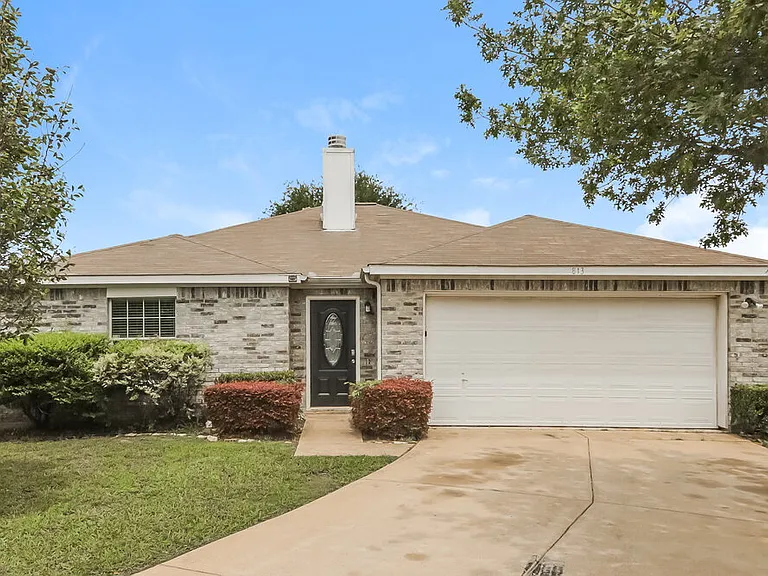 813 Huddleston Ct — Photo 3