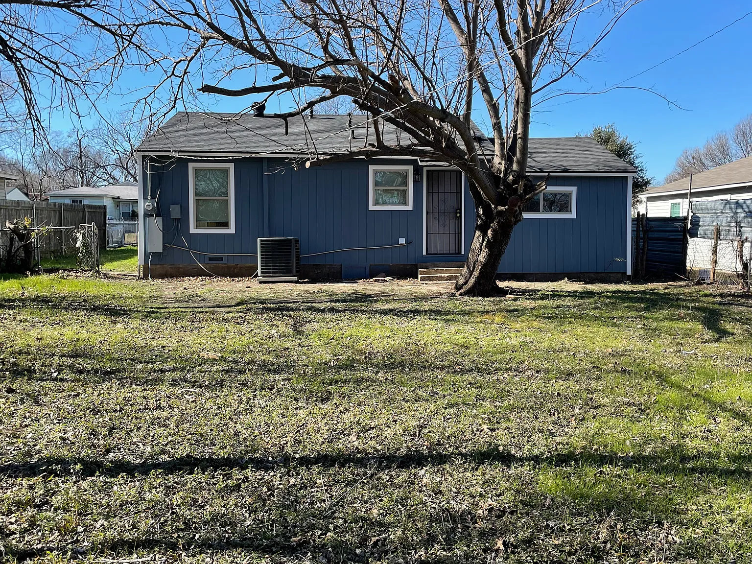 4 bed, 1.5 bath, 1100 sqft, $2,000 — Photo 2