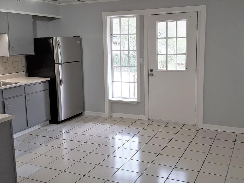 Large kitchen with brand new appliances