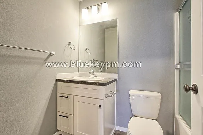 320 E 7th St — Photo 6
