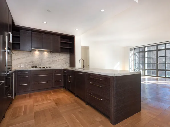 500 West 21st Street image 4 of 12