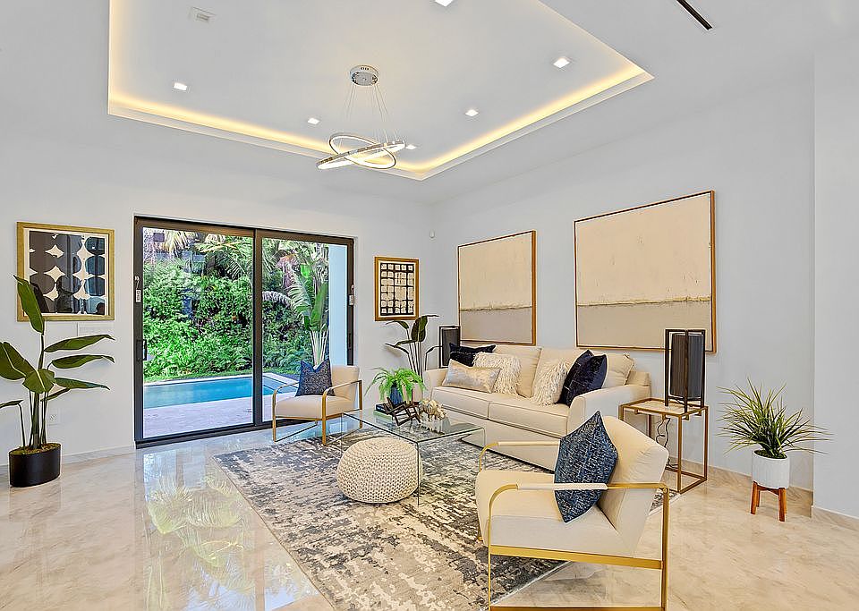 1st image of 445 W 42nd St