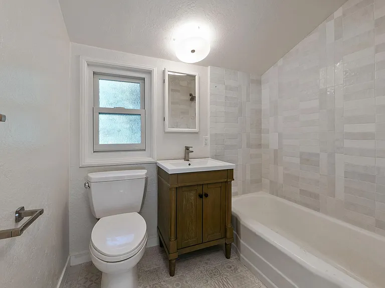 925 Hawthorn Dr — Photo 14