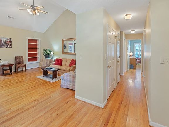 5th image of 207 Berkshire Dr.