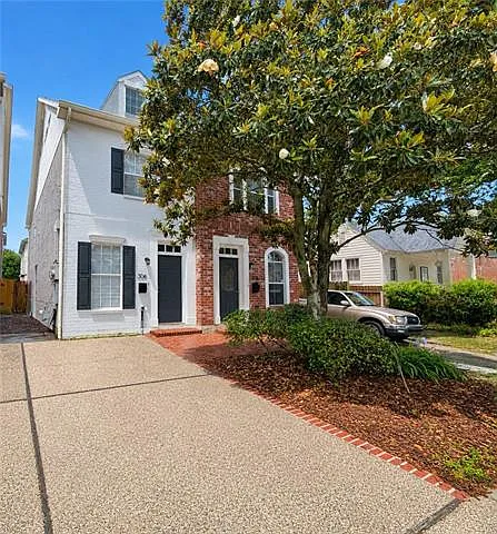 306 W Robert E Lee Blvd Photo 1