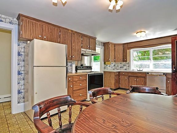 5th image of 32 Belmont St