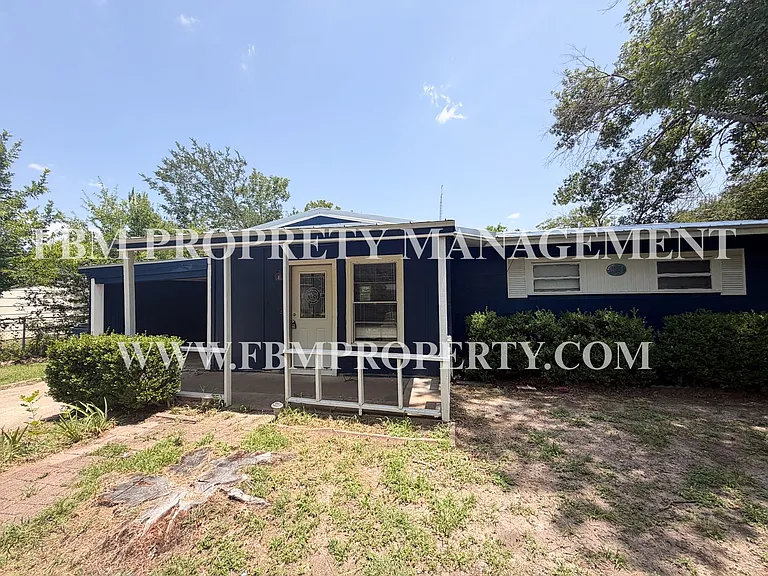 3015 Winfield Dr — Photo 2
