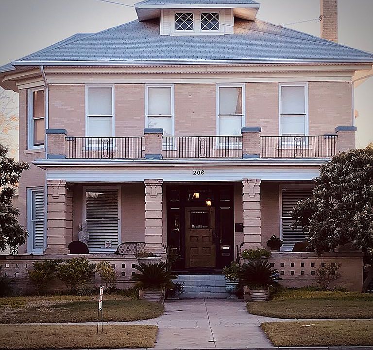 208 W. Woodlawn Ave.
