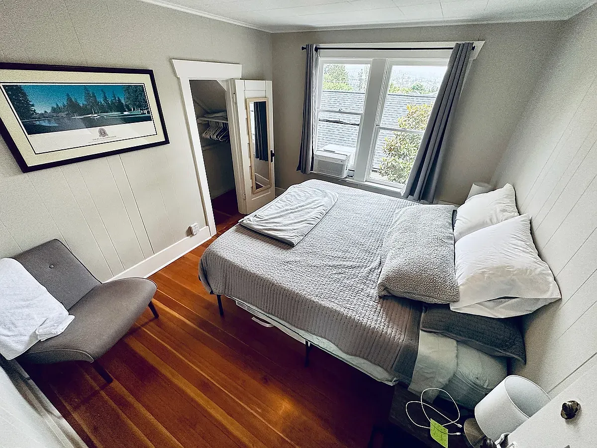Thackeray Pl NE, Seattle — Photo 2