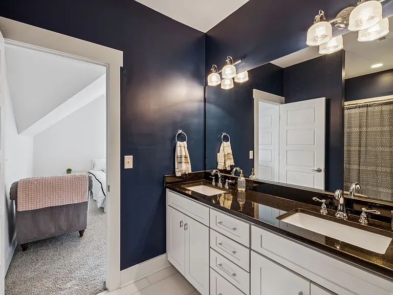 Full bath on floor 2 with shower/tub combo.
