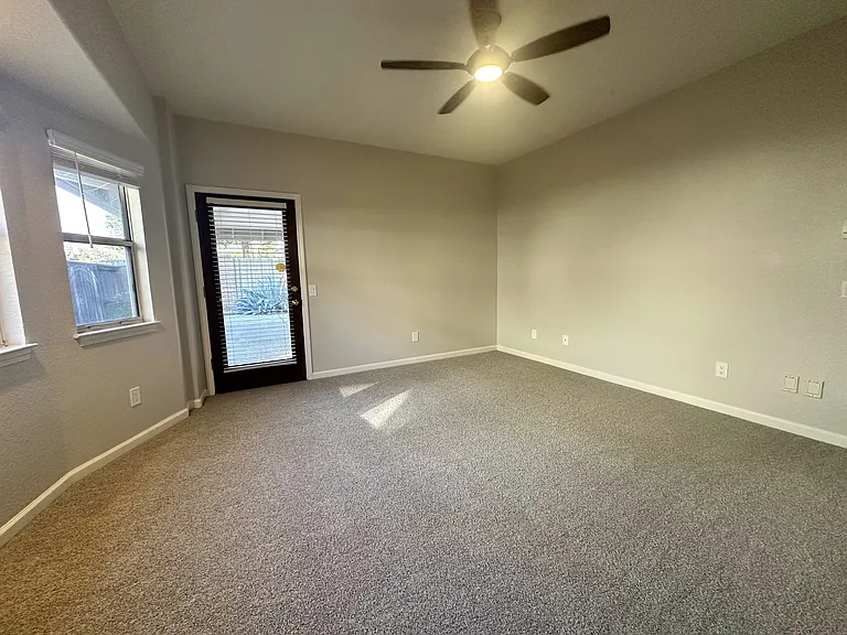2221 Banbury Cir — Photo 27