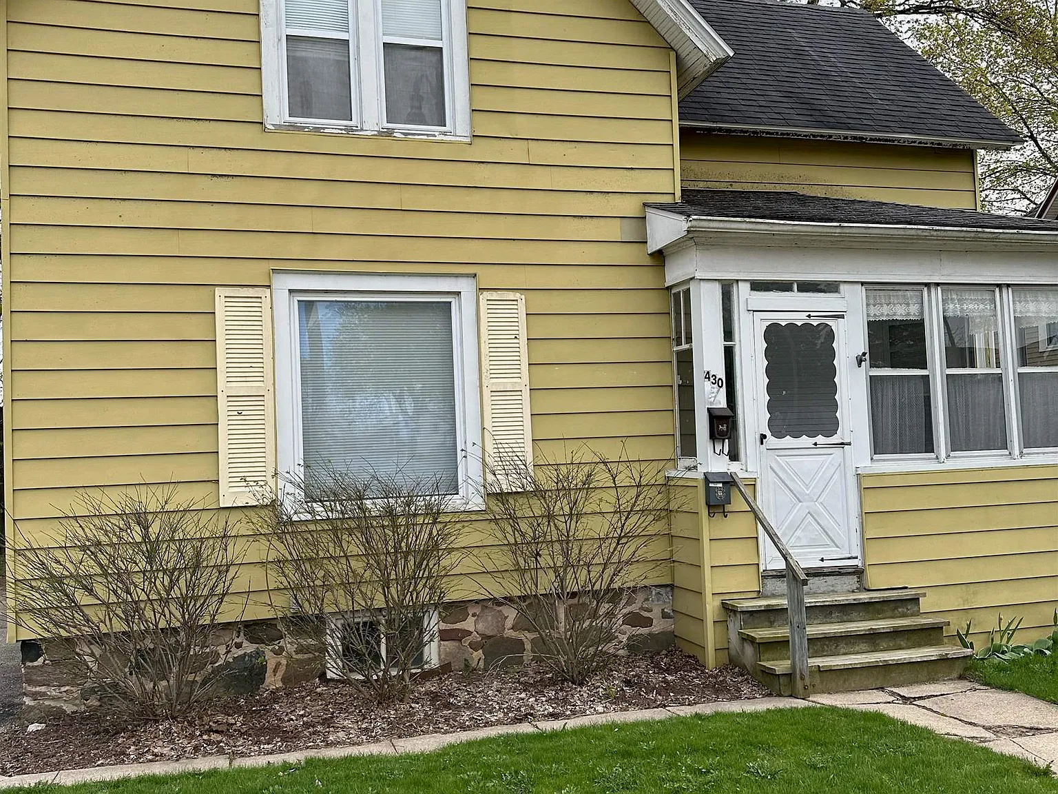 2 bed, 1.0 bath, 744 sqft, $1,150 — Photo 2