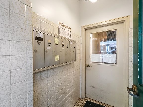 4th image of 523 Adams St APT 1L