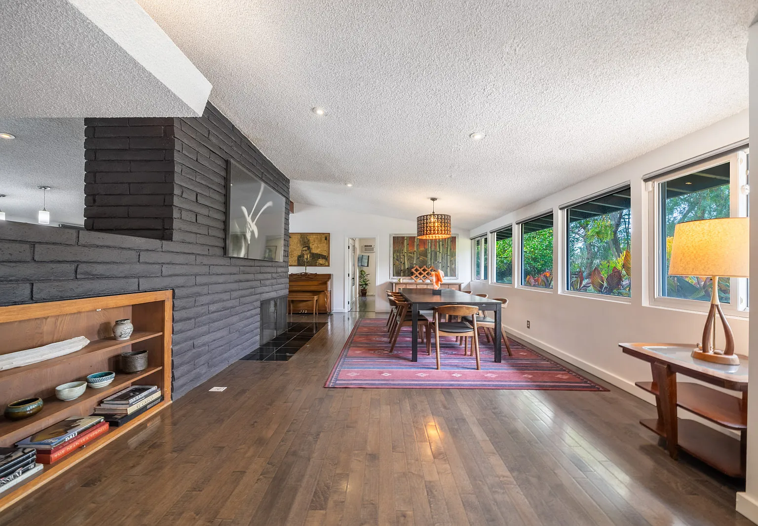 4 bed, 2400 sqft, $8,950 — Photo 3