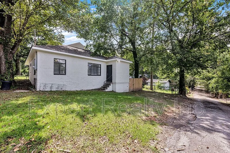 2 bed, 1.0 bath, 1077 sqft, $1,200 — Photo 2