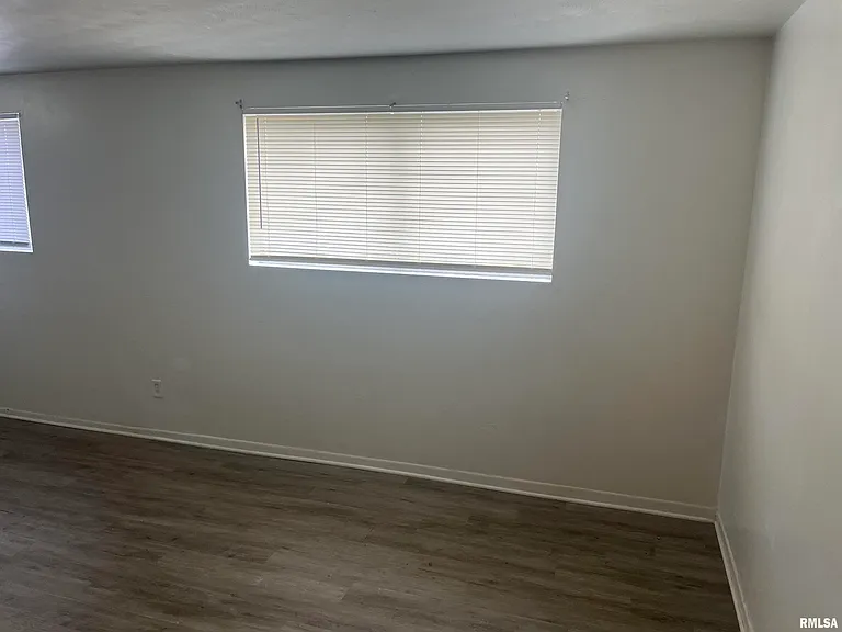 227 W Elm St — Photo 2