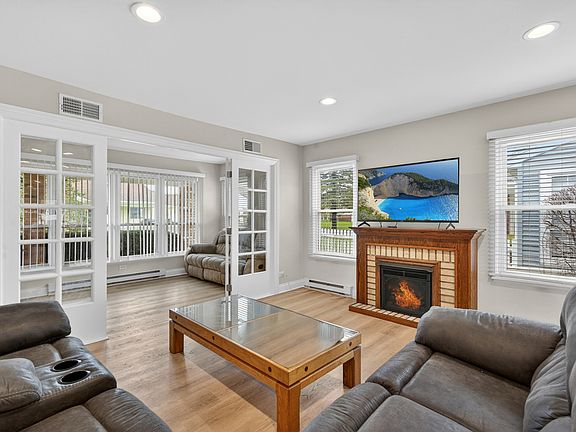 3rd image of 7225 Oxford Cir