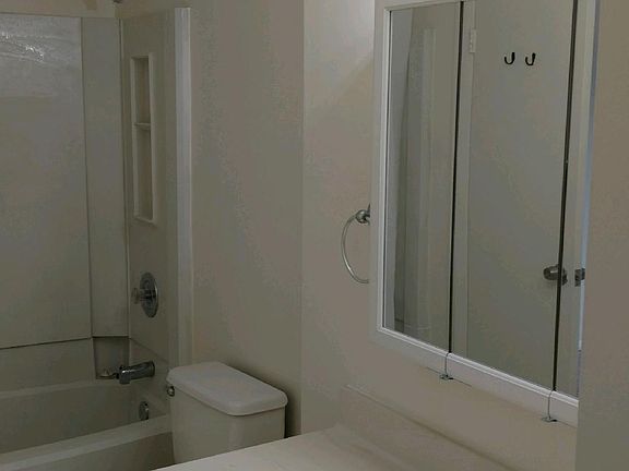 Full bath on bedroom floor