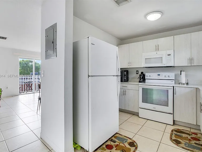 1349 SW 3rd St #7 — Photo 5