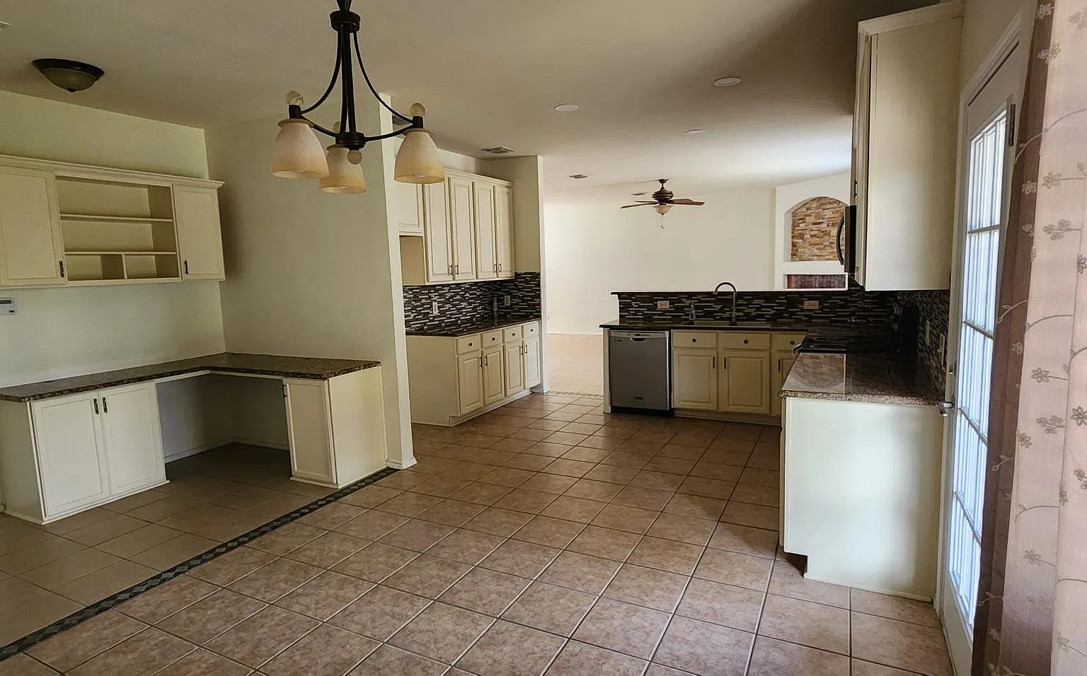 3 bed, 2.5 bath, 2297 sqft, $2,500 — Photo 4