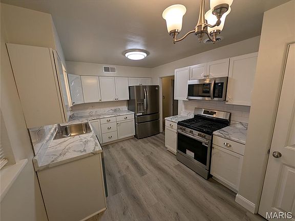 5th image of 637 Grove Ave