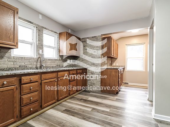 941244_004_kitchen_5.jpg
