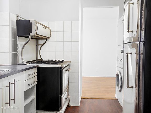 5th image of 339 Bedford Ave APT 18