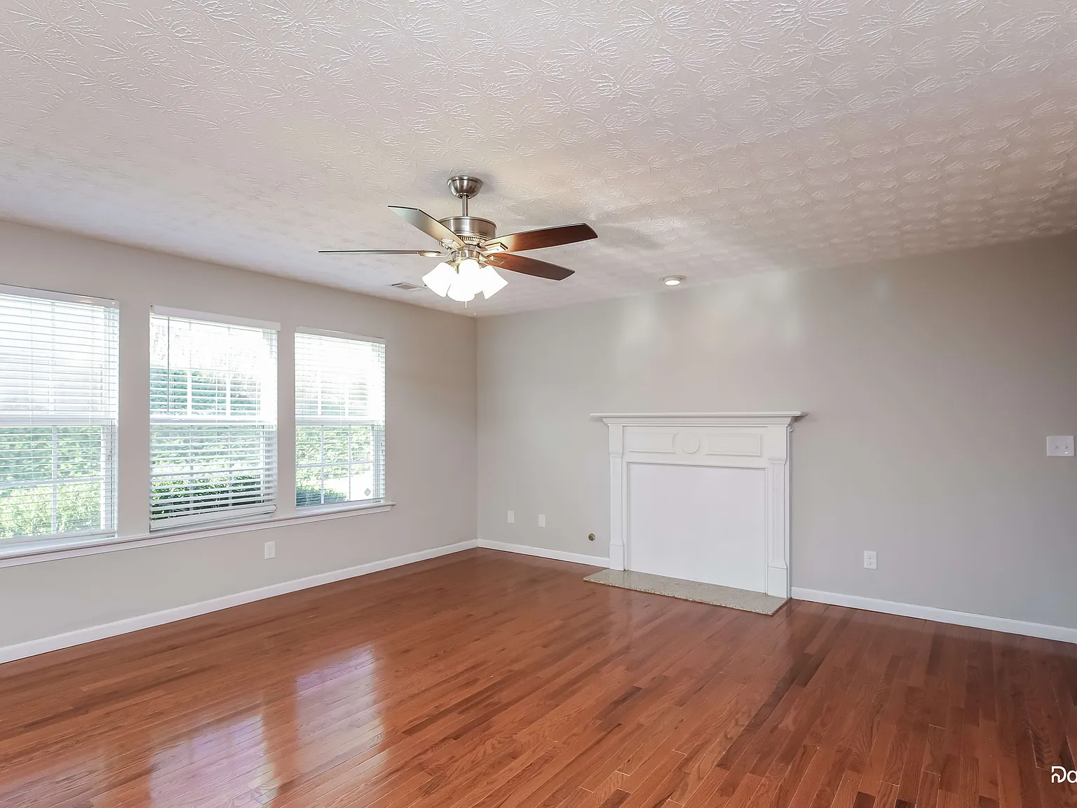 4 bed, 2.5 bath, 2424 sqft, $2,095 — Photo 3
