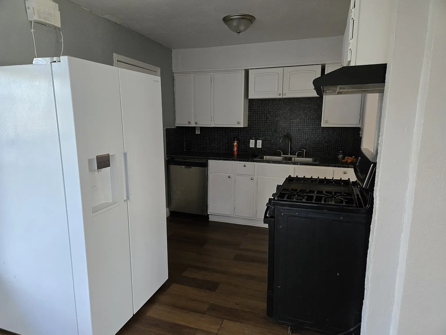 4 bed, 2.5 bath, 1500 sqft, $2,300 — Photo 1