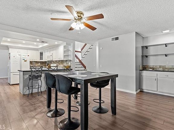 2nd image of 1445 E Bermuda Dunes St